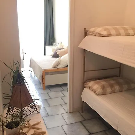 Laura A 2 Passi Dal Mare Апартаменты *