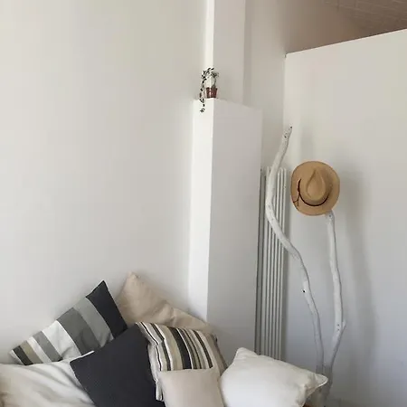 Laura A 2 Passi Dal Mare