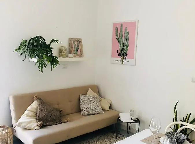 Laura A 2 Passi Dal Mare