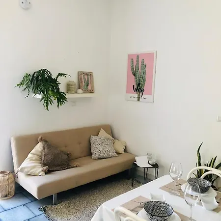 Laura A 2 Passi Dal Mare